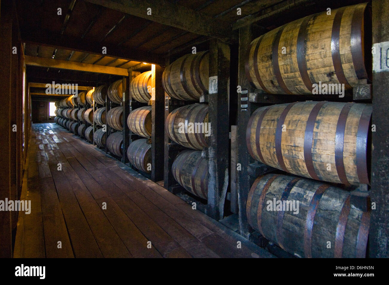 Whisky Bourbon dans le vieillissement en fûts de chêne blanc dans une chambre à ciel Rick Hill Distillery de Bardstown, Kentucky Banque D'Images