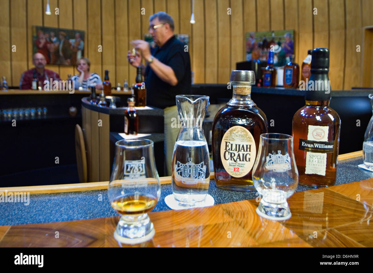 Verres de whisky Bourbon mis en place pour l'éducation et dégustation à la Distillerie Heaven Hill de Bardstown, Kentucky Banque D'Images