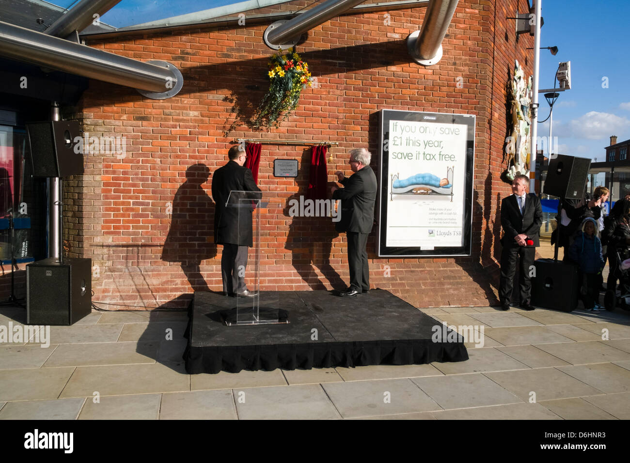 Derby UK | Rt Hon Patrick McLoughlin MP (à droite), Secrétaire d'Etat aux transports et le Conseiller Paul Bayliss (à gauche), chef du Conseil de la ville de Derby dévoilent une plaque pour le point de correspondance des améliorations à l'ouverture de la gare de Derby 18 Avril 2013 Banque D'Images