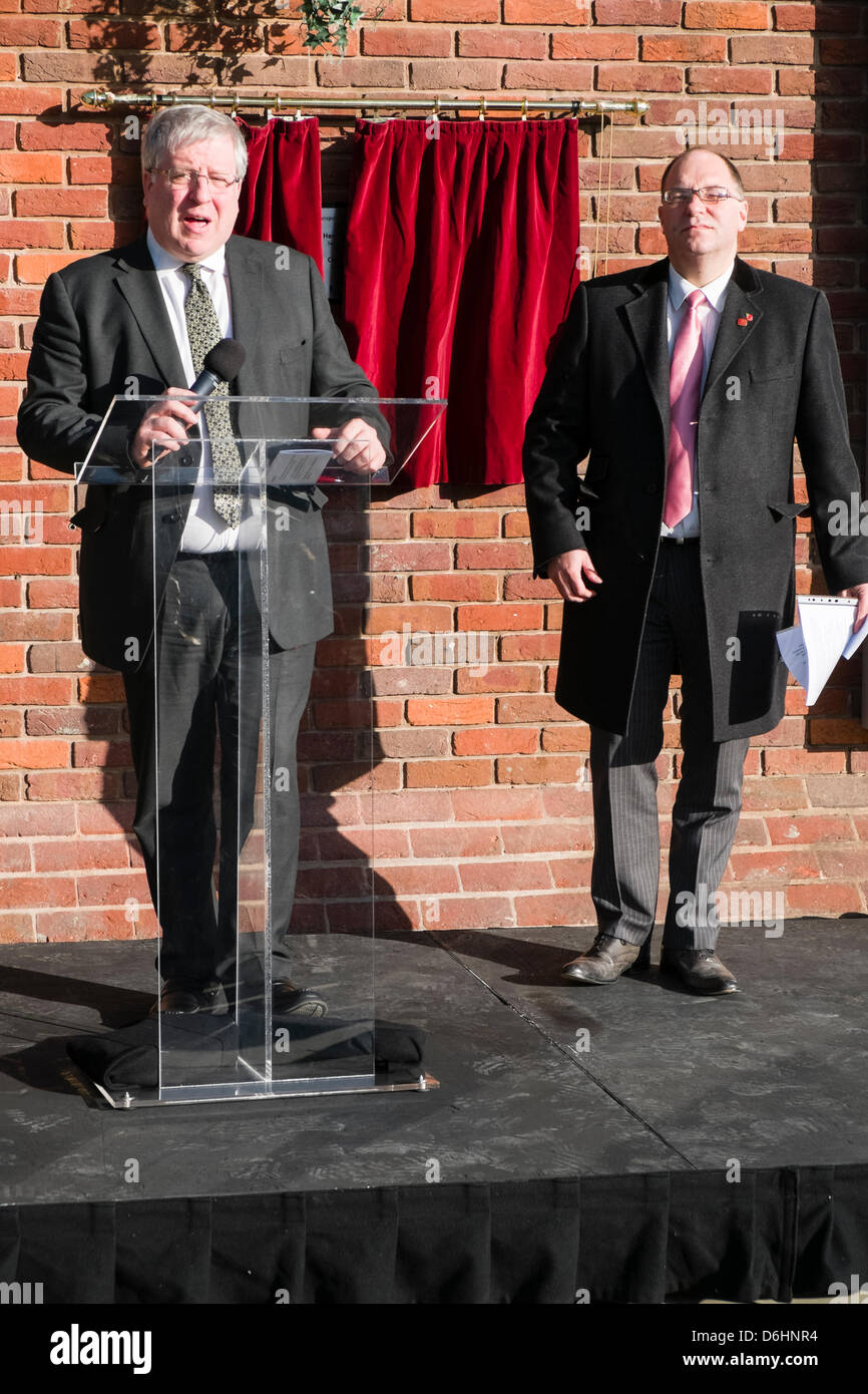 Derby UK | Rt Hon Patrick McLoughlin MP (à gauche) Secrétaire d'Etat aux transports et le Conseiller Paul Bayliss (à droite), chef du Conseil de la ville de Derby dévoilent une plaque pour le point de correspondance des améliorations à l'ouverture de la gare de Derby 18 Avril 2013 Banque D'Images