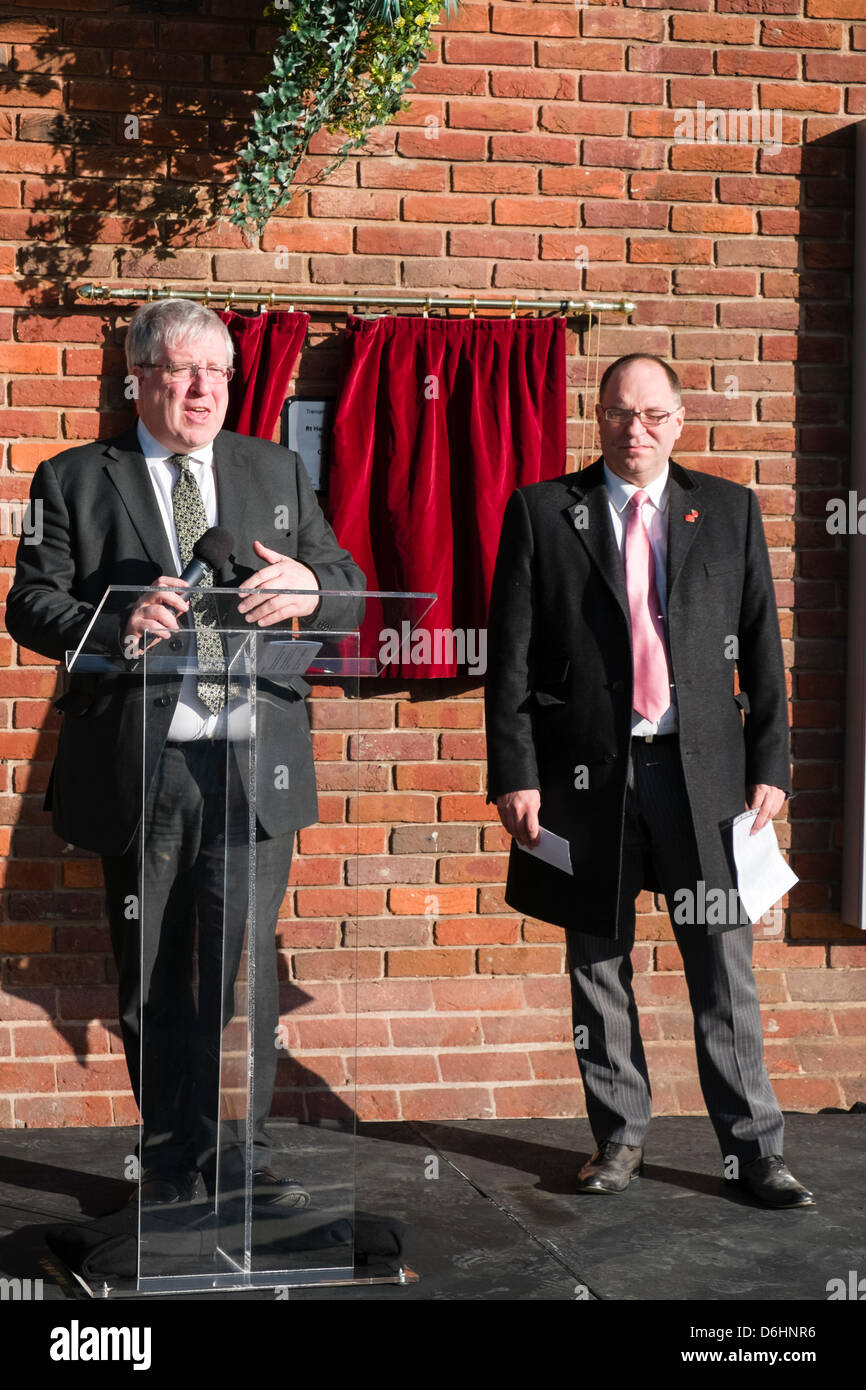 Derby UK | Rt Hon Patrick McLoughlin MP (à gauche) Secrétaire d'Etat aux transports et le Conseiller Paul Bayliss (à droite), chef du Conseil de la ville de Derby dévoilent une plaque pour le point de correspondance des améliorations à l'ouverture de la gare de Derby 18 Avril 2013 Banque D'Images