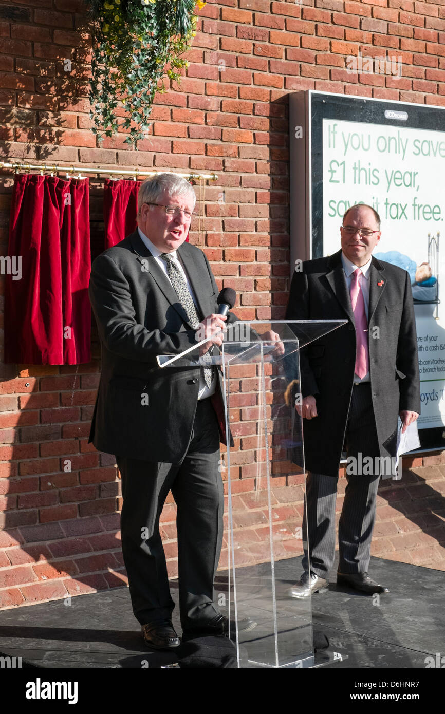 Derby UK | Rt Hon Patrick McLoughlin MP (à gauche) Secrétaire d'Etat aux transports et le Conseiller Paul Bayliss (à droite), chef du Conseil de la ville de Derby dévoilent une plaque pour le point de correspondance des améliorations à l'ouverture de la gare de Derby 18 Avril 2013 Banque D'Images