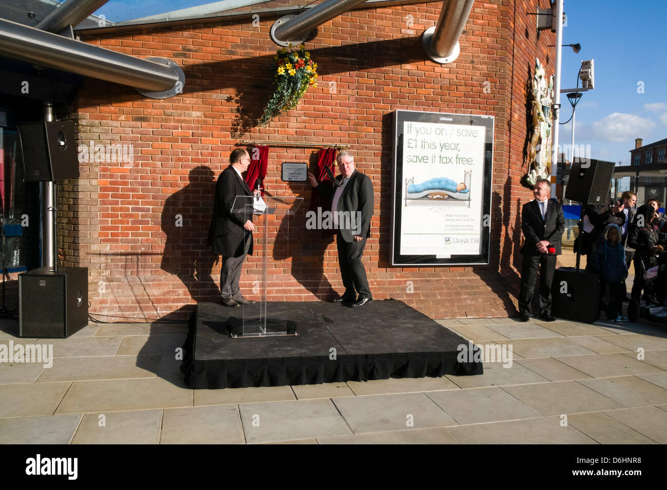 Derby UK | Rt Hon Patrick McLoughlin MP (à droite), Secrétaire d'Etat aux transports et le Conseiller Paul Bayliss (à gauche), chef du Conseil de la ville de Derby dévoilent une plaque pour le point de correspondance des améliorations à l'ouverture de la gare de Derby 18 Avril 2013 Banque D'Images