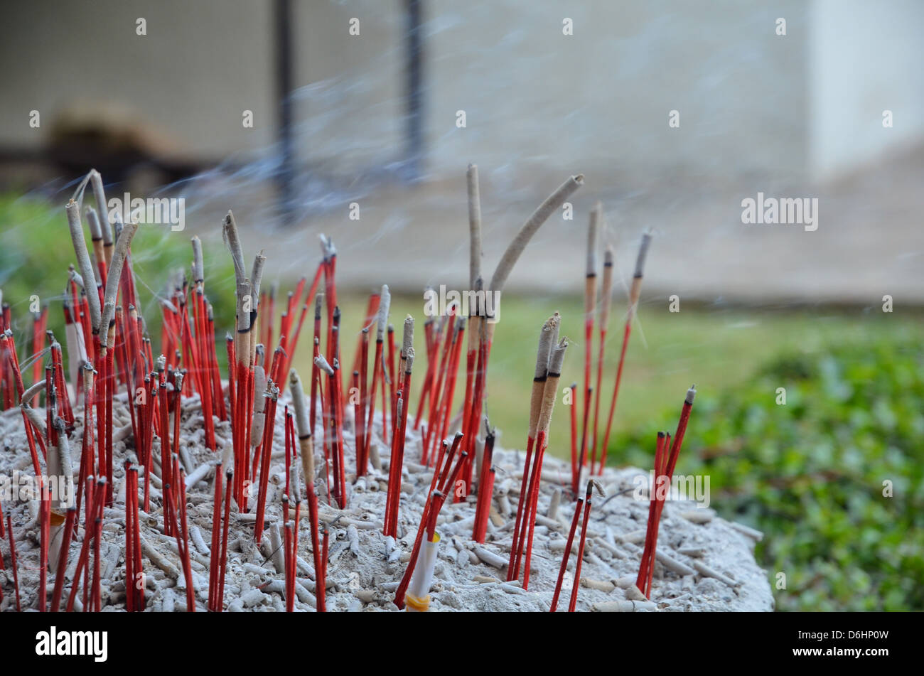 Joss sticks rouge brûler dans temple Thaïlande Banque D'Images