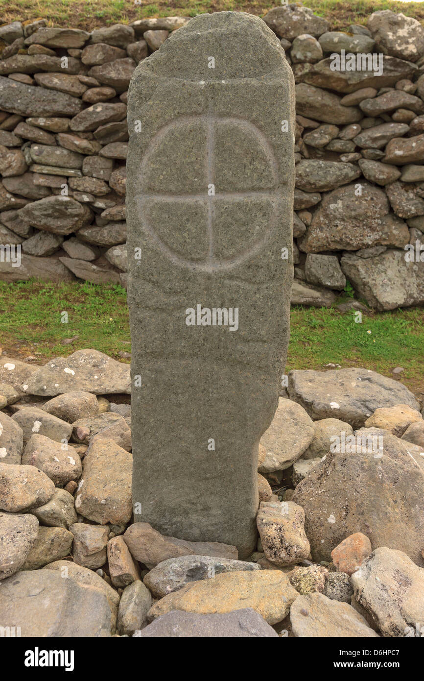 La péninsule de Dingle. Le comté de Kerry. L'Irlande. L'Oratoire Gallarus. Marqueur avec croix inscription illisible. Banque D'Images