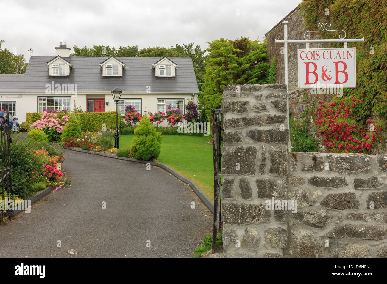 Kinvarra. Le comté de Galway. L'Irlande. Bed and Breakfast place partout. Banque D'Images