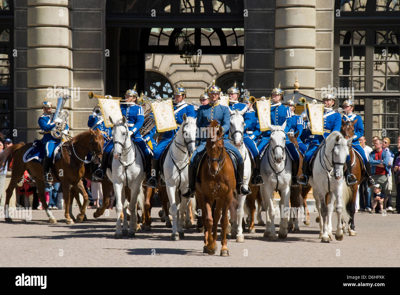 Relève de la garde, Palais Royal de Stockholm, Stockholm, Suède Photo Stock  - Alamy