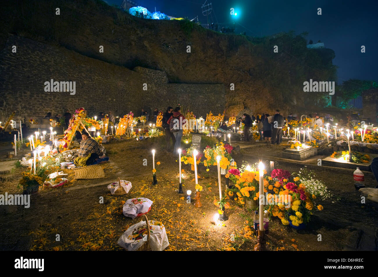 Amérique du Nord, le Mexique, l'état de Michoacan, Patzcuaro, Dia de muertos, Jour des morts célébrations dans un cimetière à Tzintzuntzan Banque D'Images