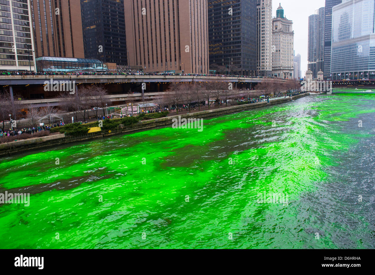 La rivière Chicago est teinte en vert pour la Saint Patrick à Chicago Banque D'Images