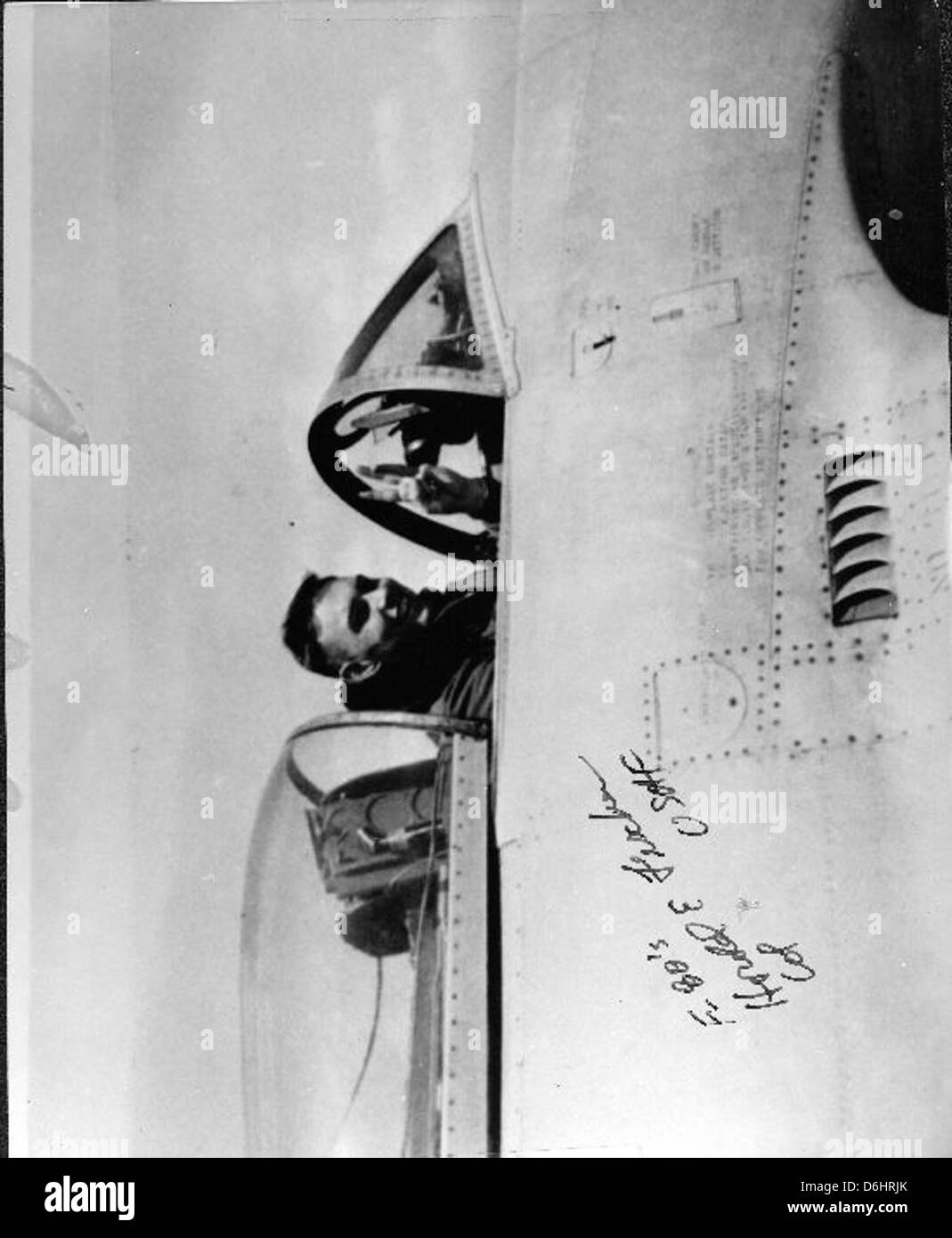 Harold Fischer, un as de la guerre de Corée, est devenu célèbre pour ses compétences au combat dans le ciel de la Corée. Ses réalisations comprennent l'engagement et la défaite des avions ennemis, lui valant le surnom de 'Paper Tiger' pour sa bravoure et sa contribution à l'effort de guerre. Banque D'Images