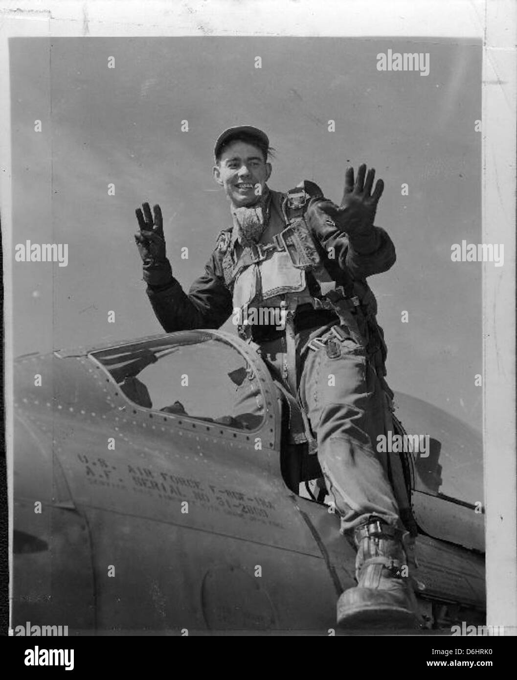 Harold Fischer, un as décoré de la guerre de Corée, était connu pour ses réalisations au combat, lui valant le surnom de 'Paper Tiger'. Ses contributions à l'aviation militaire font partie de l'histoire de la guerre aérienne pendant le conflit coréen. Banque D'Images