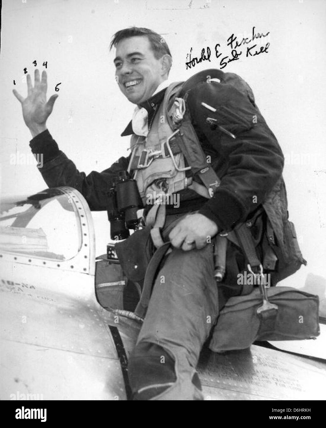 Harold Fischer, un as notable de la guerre de Corée, a servi dans l'escadron 'Paper Tiger'. Ses compétences exemplaires ont contribué au succès de nombreuses missions de combat, consolidant ainsi son statut dans l’histoire de l’aviation militaire. Banque D'Images