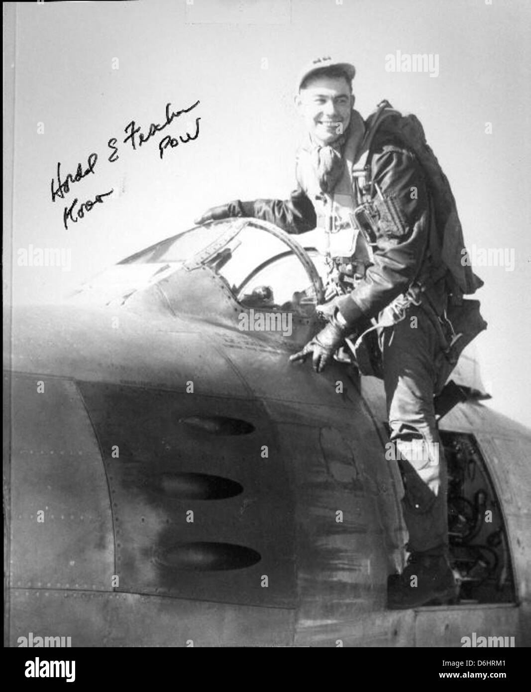 Cette photo de Harold Fischer, un pilote de chasse as dans la guerre de Corée, montre ses accomplissements au service et au combat aérien, où il est devenu connu sous le nom de 'Paper Tiger' pour son impressionnant record de combat dans les cieux au-dessus de la Corée. Banque D'Images