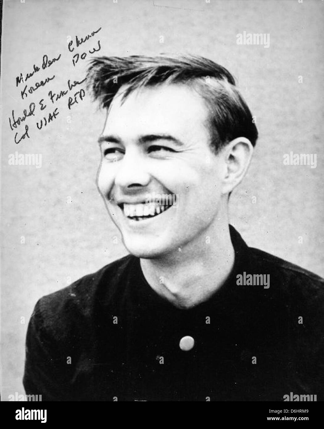 Harold Fischer, connu sous le nom d'as de 'Paper Tiger', était pilote de chasse pendant la guerre de Corée. Il a gagné le surnom en raison de son succès dans le combat aérien, démontrant une compétence remarquable dans de multiples engagements. Les contributions de Fischer en tant que pilote dans la guerre de Corée ont joué un rôle important dans les batailles aériennes du conflit. Banque D'Images