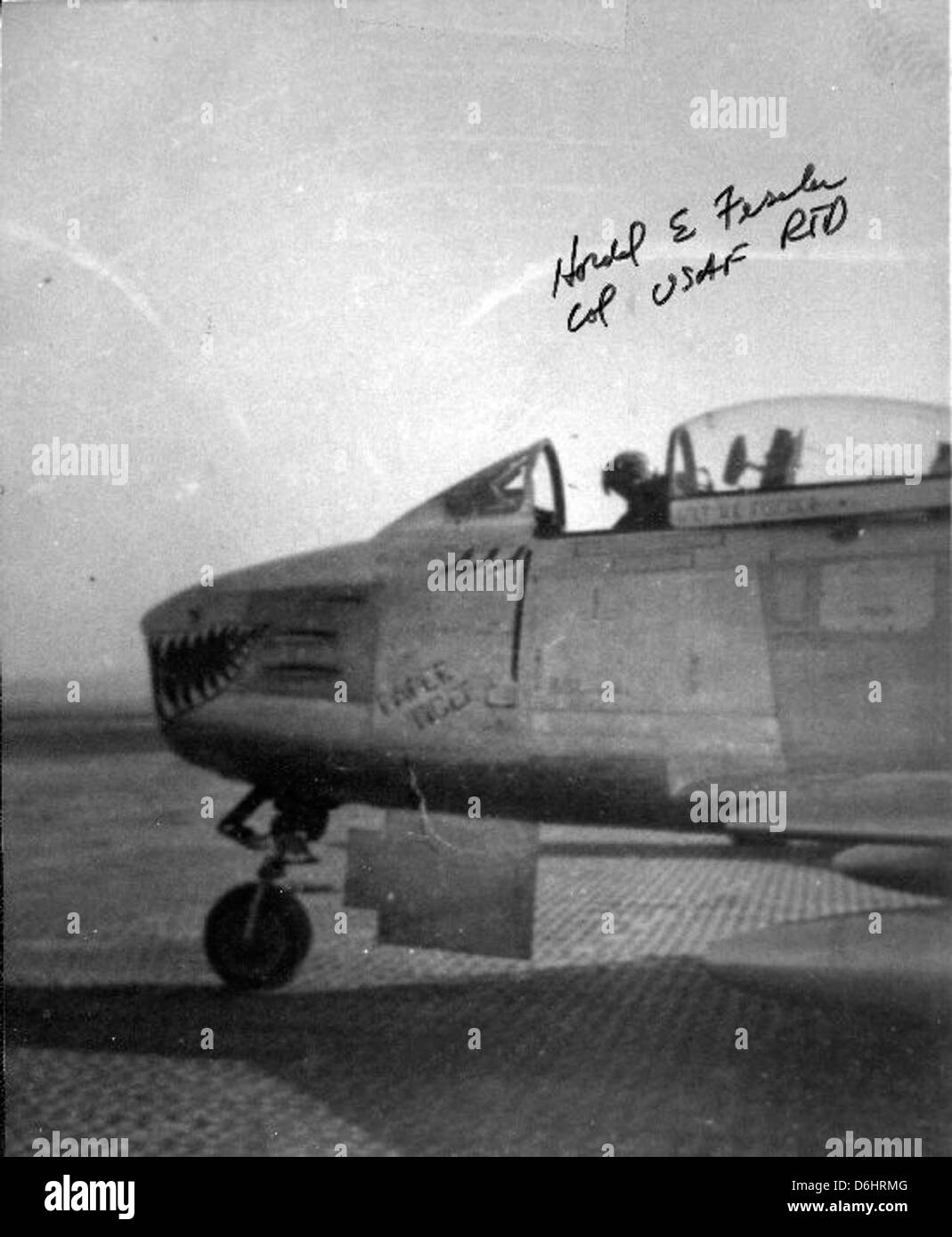 Harold Fischer, connu sous le nom d'as de « Tigre de papier » pendant la guerre de Corée, est représenté sur cette image. Ses contributions au combat aérien pendant la guerre font partie de son héritage dans l'aviation militaire. Banque D'Images