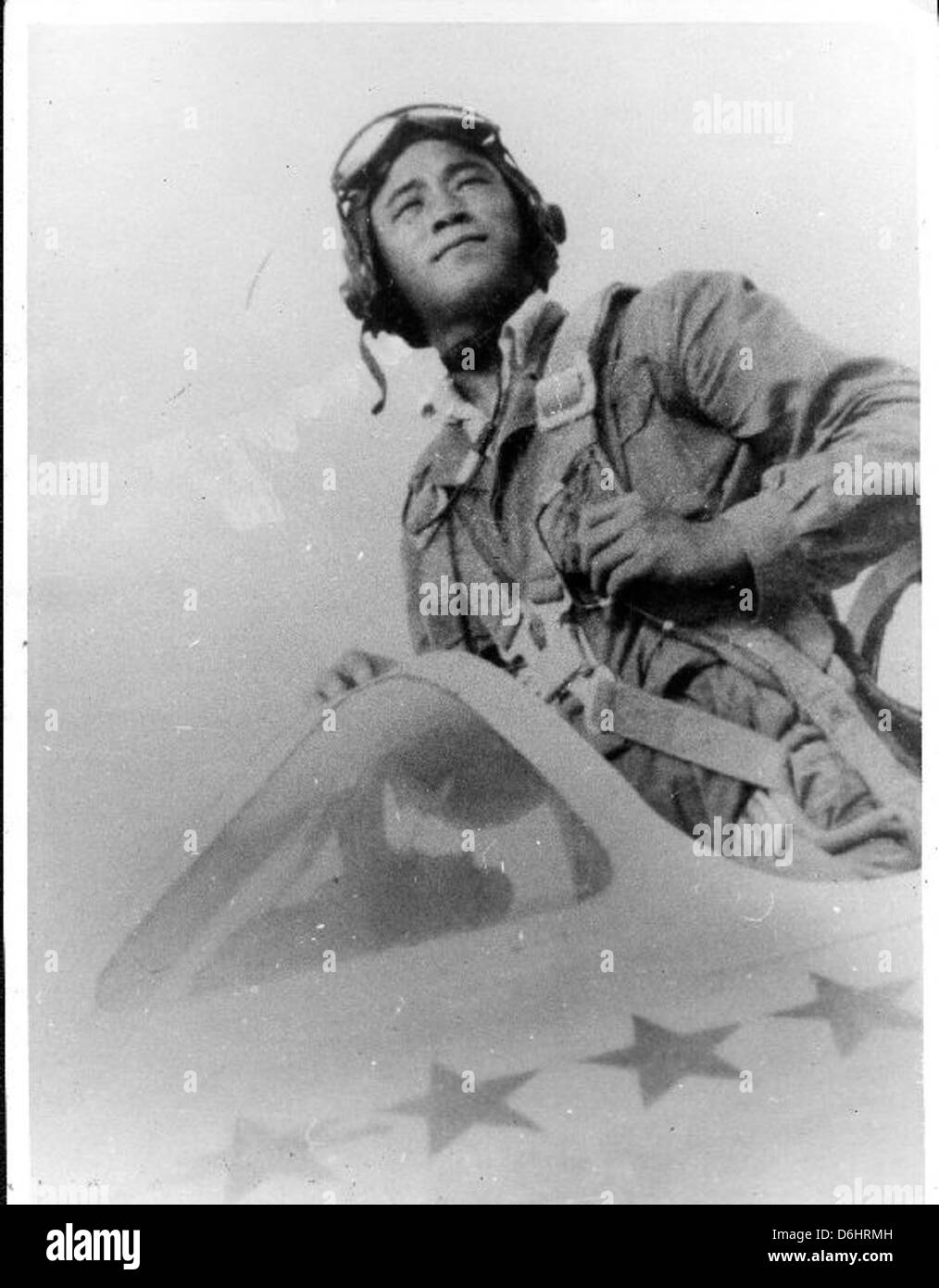 Harold Fischer était un pilote renommé et un as pendant la guerre de Corée, où il a gagné la reconnaissance pour ses contributions à l'aviation militaire. Son rôle dans l'escadron Paper Tiger est capturé dans cette photographie. Banque D'Images