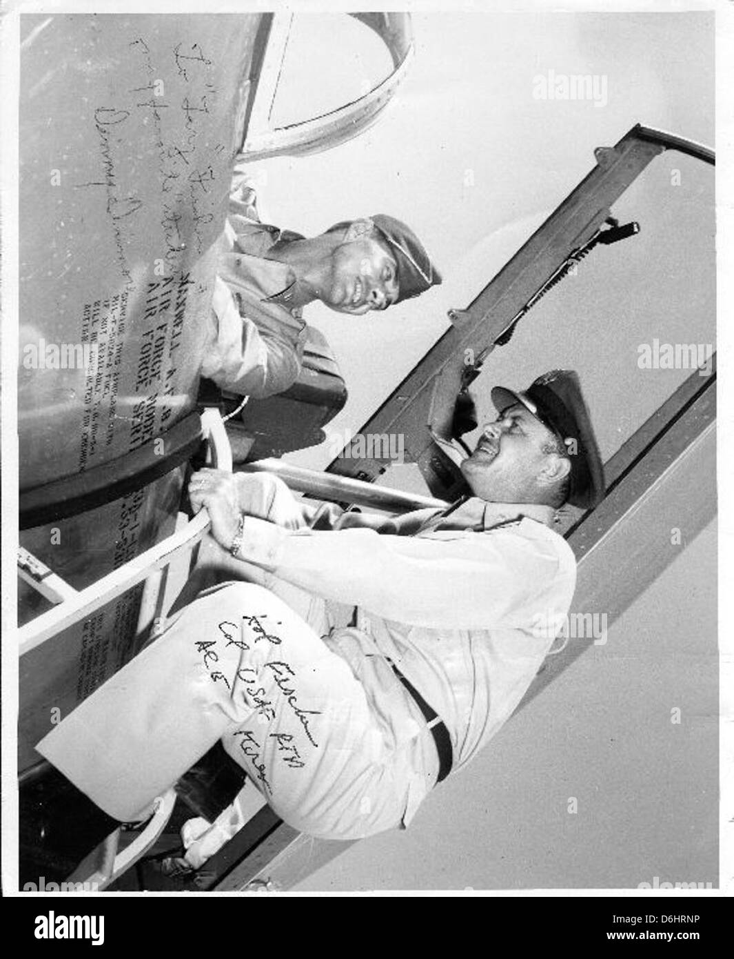 Harold Fischer, connu sous le nom d'as de 'Paper Tiger', était pilote de chasse pendant la guerre de Corée. Il a été reconnu pour ses impressionnantes réalisations au combat, contribuant de manière significative aux opérations aériennes pendant le conflit, et est devenu une figure éminente de l'histoire de l'aviation militaire. Banque D'Images