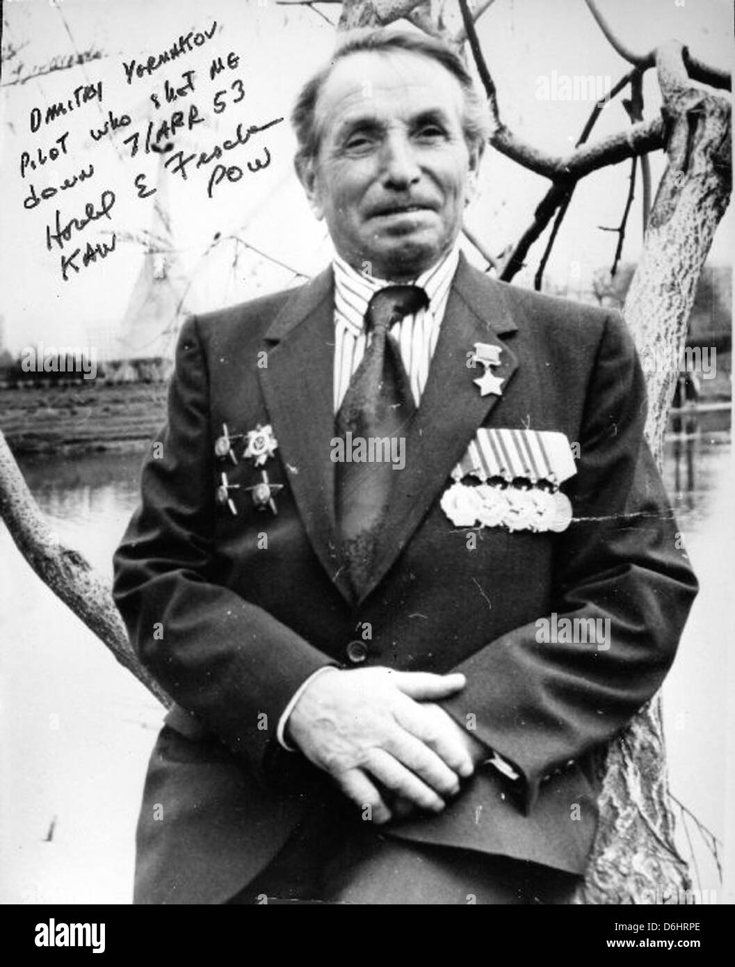 Cette photographie montre Dmitry Yermatov et Harold Fischer, as notables pendant la guerre de Corée. Connus sous le nom de « Paper Tiger », leurs contributions au combat aérien ont été importantes pendant ce conflit. Banque D'Images