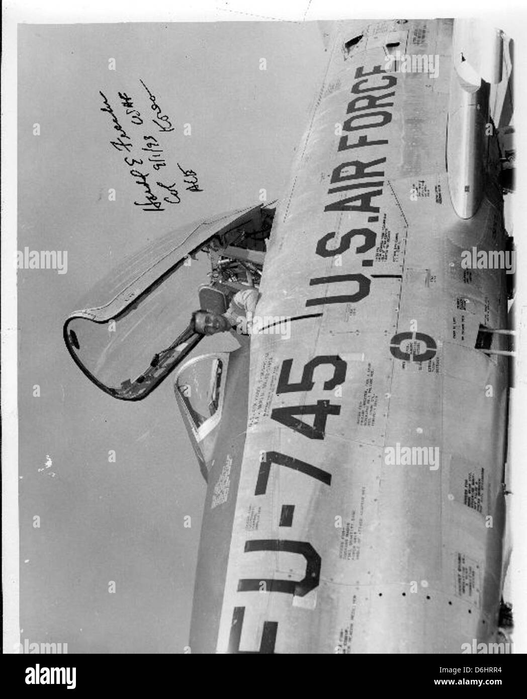 Harold Fischer, connu sous le nom d'as de 'Paper Tiger', était un pilote remarquable pendant la guerre de Corée, contribuant de manière significative aux efforts de combat aérien. Ses réalisations en tant qu'as de chasse lui ont valu une reconnaissance dans l'histoire de l'aviation militaire. Banque D'Images