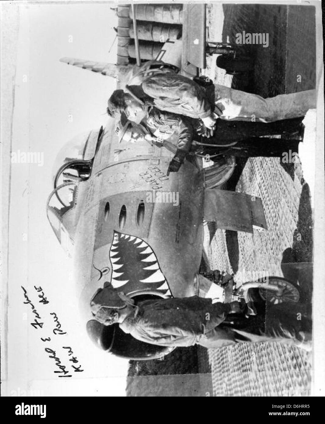 Harold Fischer, un pilote de l'US Air Force pendant la guerre de Corée, a gagné le titre de 'Paper Tiger' as. Il a été crédité de plusieurs victoires aériennes au combat, apportant une contribution significative au succès des opérations militaires américaines pendant le conflit. Banque D'Images