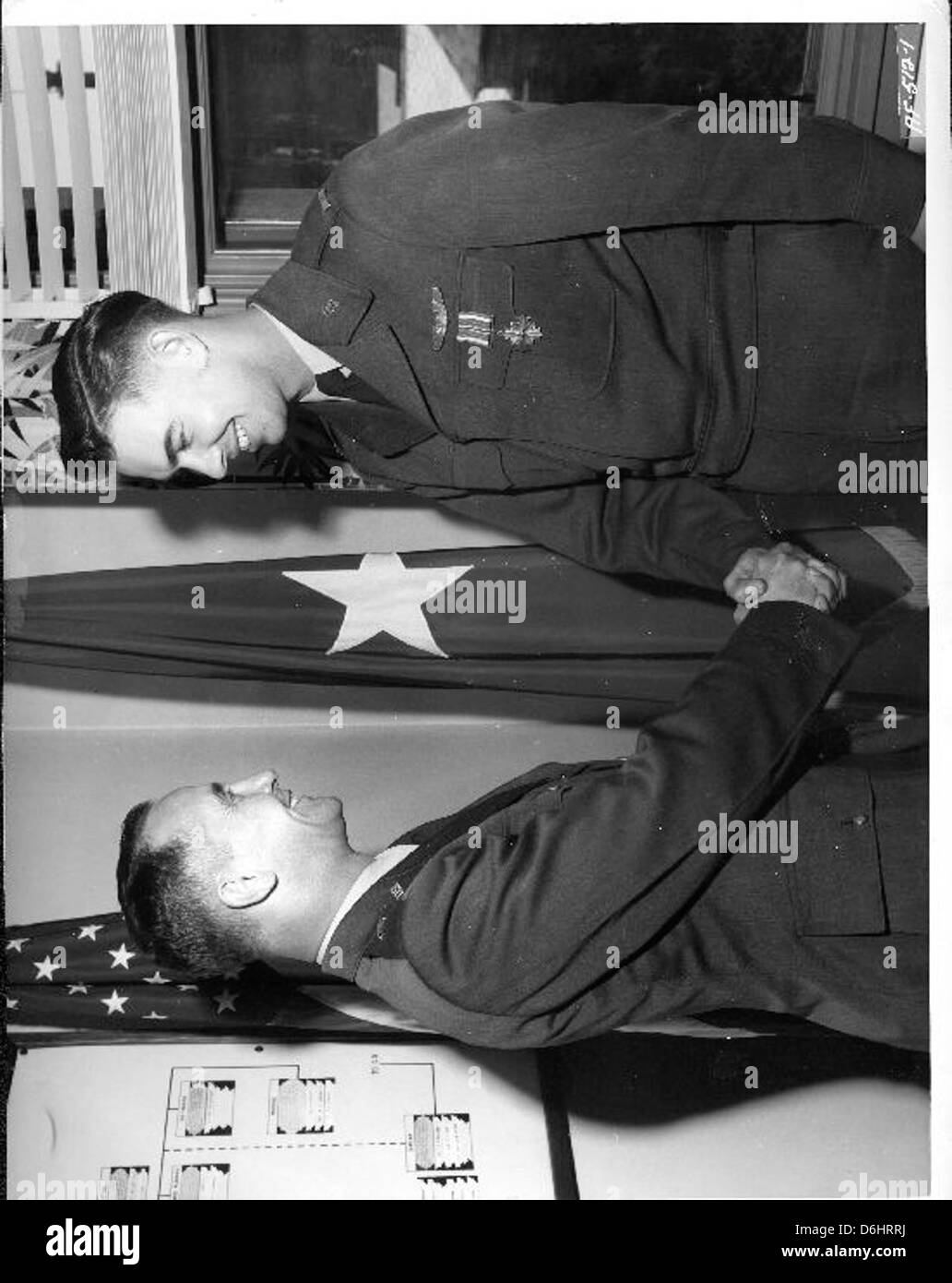 Harold Fischer était un pilote de chasse renommé de la guerre de Corée connu sous le nom d'as de 'Paper Tiger'. Cette photo rend hommage à sa contribution à l'aviation militaire pendant le conflit, où il a remporté des succès notables dans le combat aérien. Banque D'Images