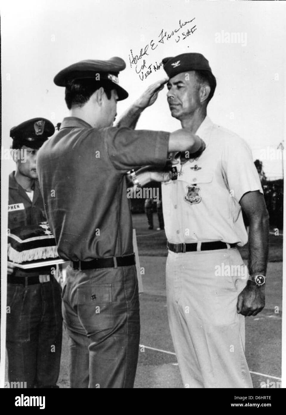 Harold Fischer était un as renommé pendant la guerre de Corée, connu pour ses exploits en tant que pilote de « Paper Tiger ». Ses contributions au combat aérien américain pendant ce conflit sont rappelées à travers des documents historiques. Banque D'Images
