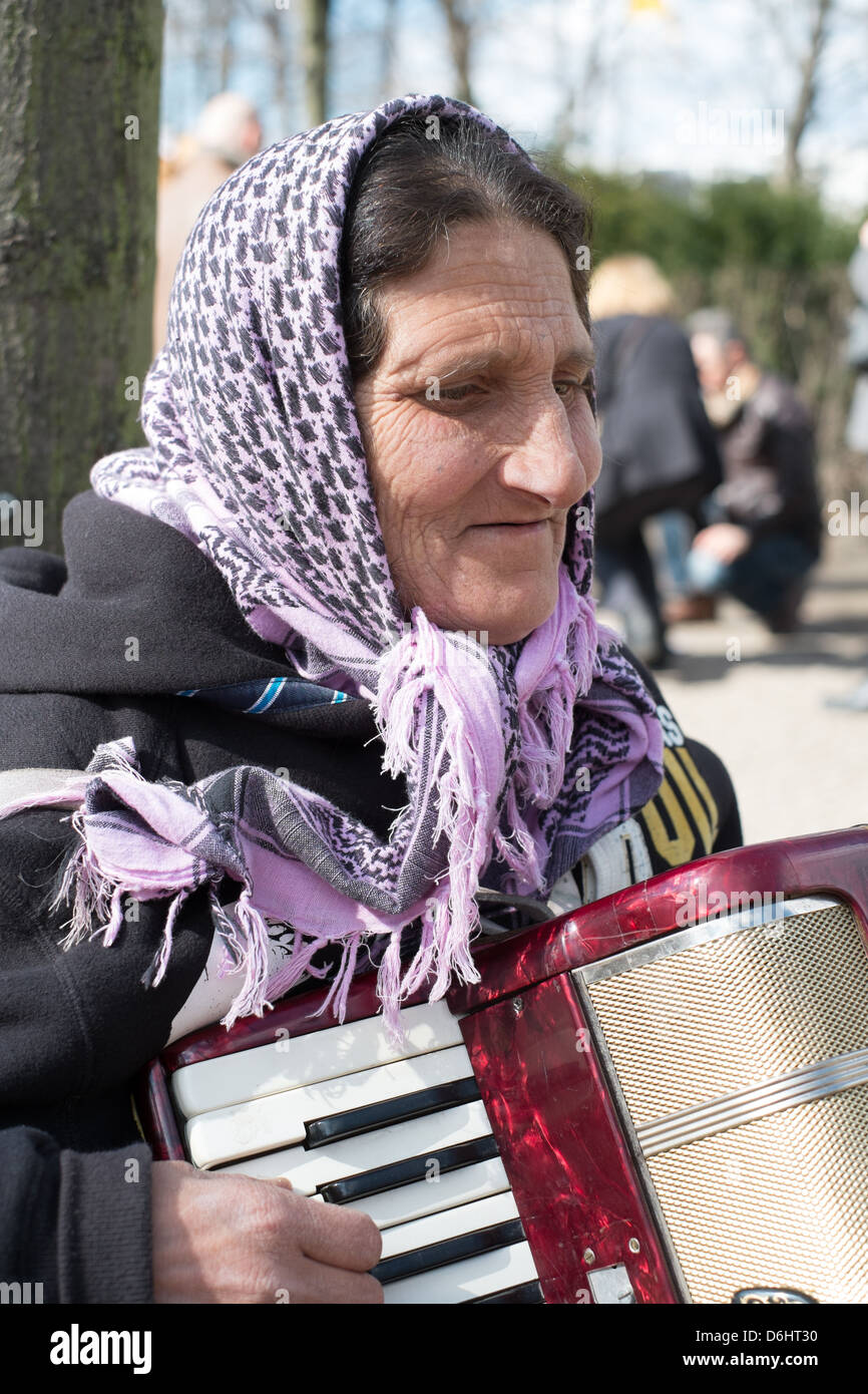 Gitane avec un accordéon à l'extérieur du mémorial roms et sintis à Berlin  Allemagne Photo Stock - Alamy