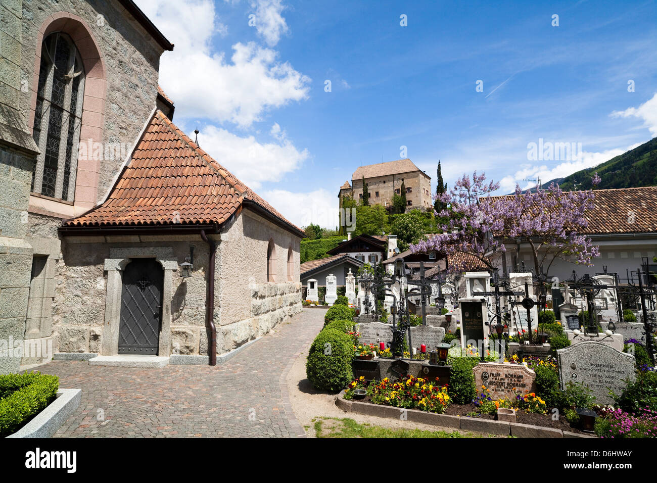 Des Alpes de l'Est, le Tyrol du Sud, Italie. Scena (Schenna) près de Meran (Merano) avec église Maria Aufnahme, et le château. Banque D'Images
