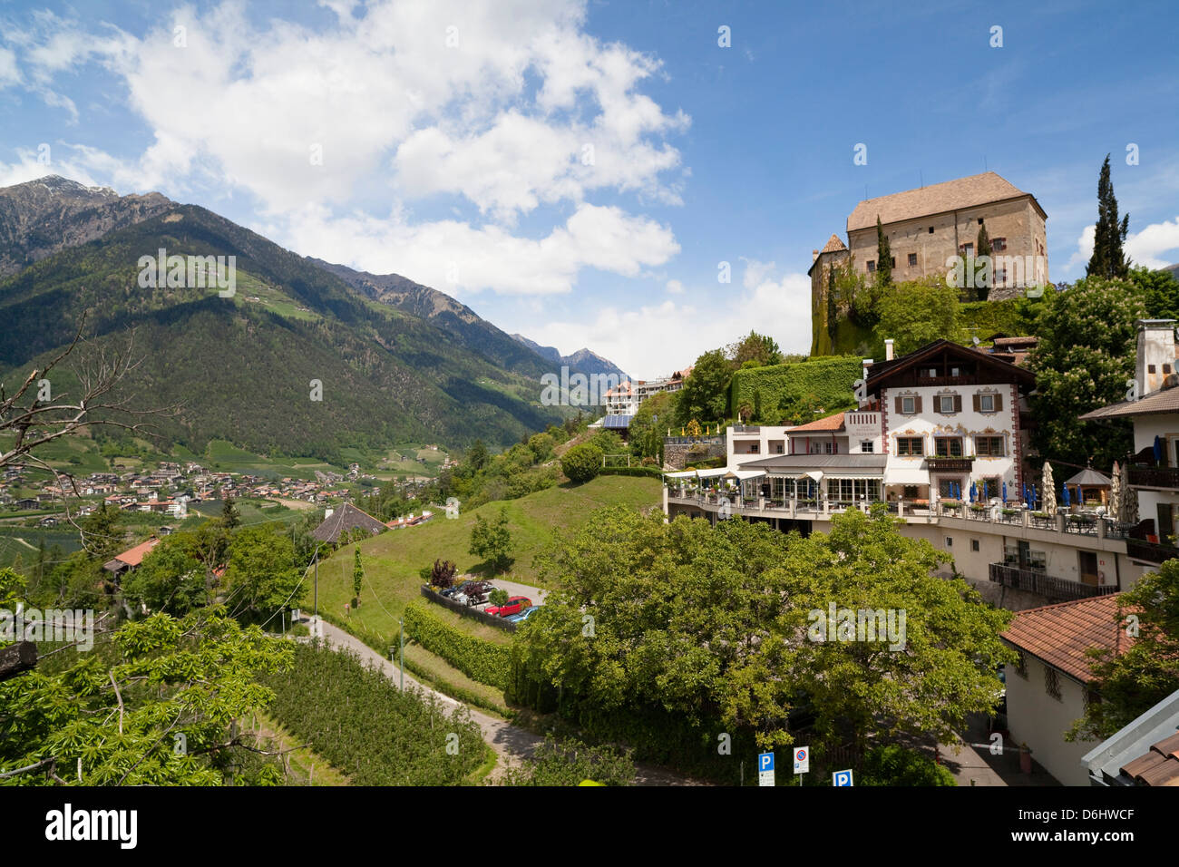 Scena (Schenna) près de Meran (Merano), palais, château. Des Alpes de l'Est, le Tyrol du Sud, Italie. Banque D'Images