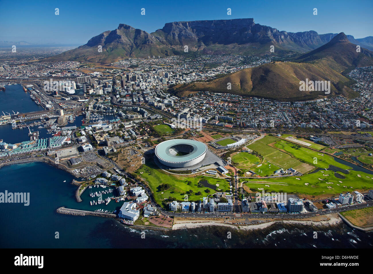 Cape Town Stadium, Metropolitan Golf Club, et Table Mountain, Cape Town, Afrique du Sud - vue aérienne Banque D'Images