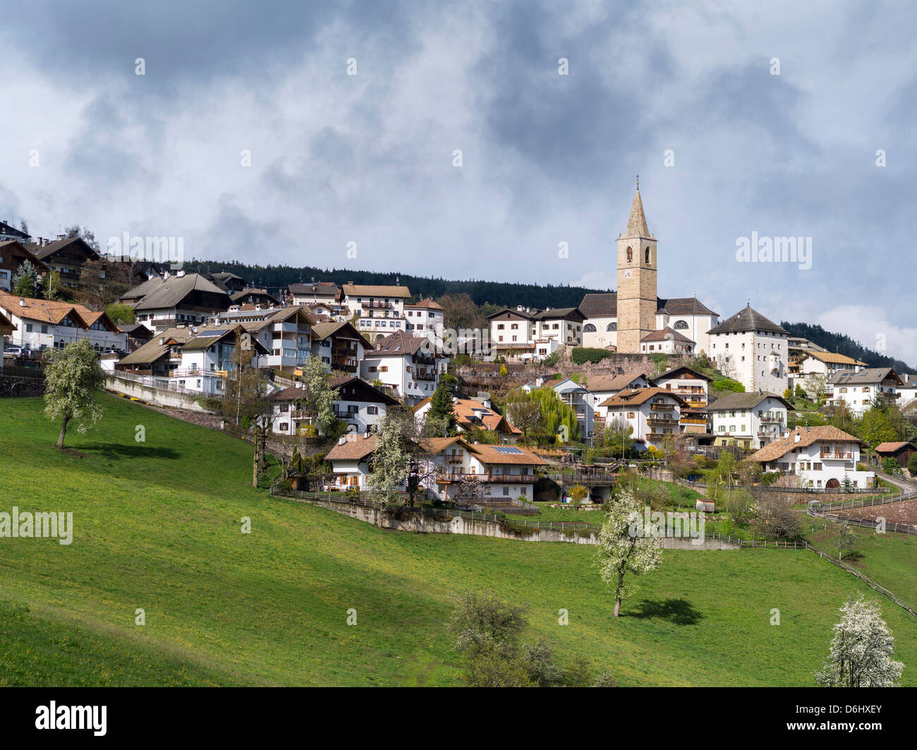Le Tyrol du Sud, Italie. Jenesien (San Genesio atesino) au-dessus de la ville de Bozen (Bolzano). Banque D'Images