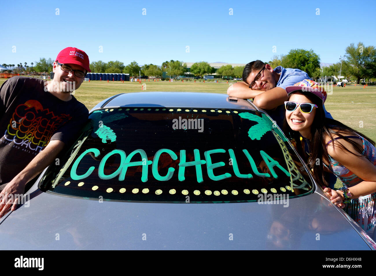 Indio, California, USA. 18 avril 2013. Le Festival de musique de Coachella continue sur deux week-end avec 80 000 participants. Les billets pour les deux week-end complet en quelques heures, avec les prix les plus bas à partir de $349. Fans de la Verne, Californie leur voiture décorée pour l'événement. 18 avril, 2013. Crédit Photo : Lisa Werner/Alamy Live News Banque D'Images