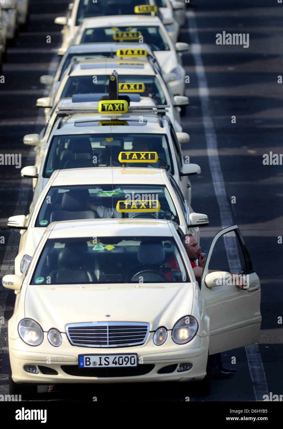 Berlin, Allemagne, les chauffeurs de taxi en attente à l'aéroport de Berlin-Tegel sur le prochain passager Banque D'Images