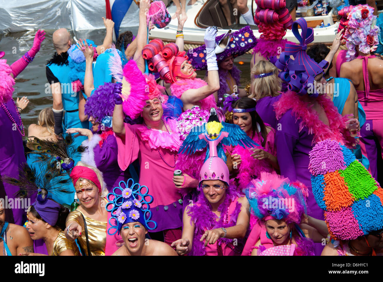 La parade de la Gay Pride à Amsterdam, Hollande. D'autres hommes et femmes en rose, violet et bleu rire costumes et d'avoir du plaisir. Banque D'Images