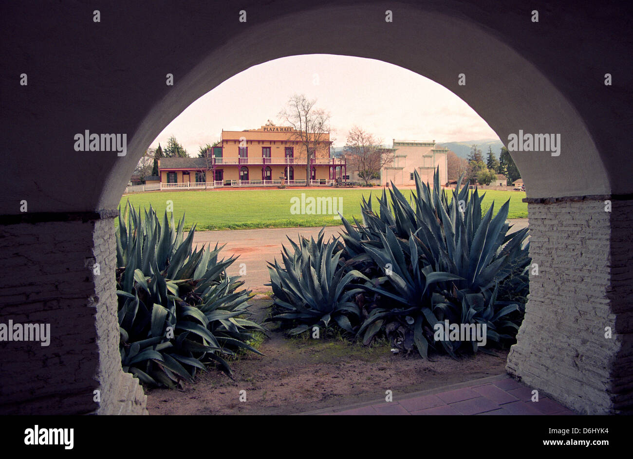 Vue de l'historique plaza hall et cour intérieure d'une arcade à San Juan Bautista Mission dans le comté de Monterey USA Banque D'Images