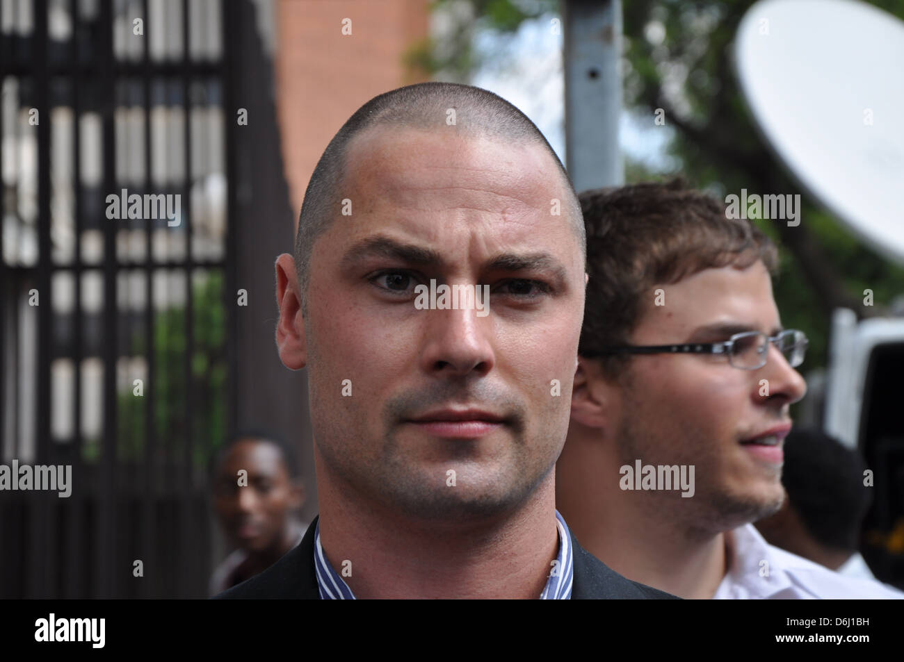 Carl Pistorius quitter Pretoria Magistrates Courts après son frère ; Oscar Pistorius' audience demande de remise en liberté Banque D'Images