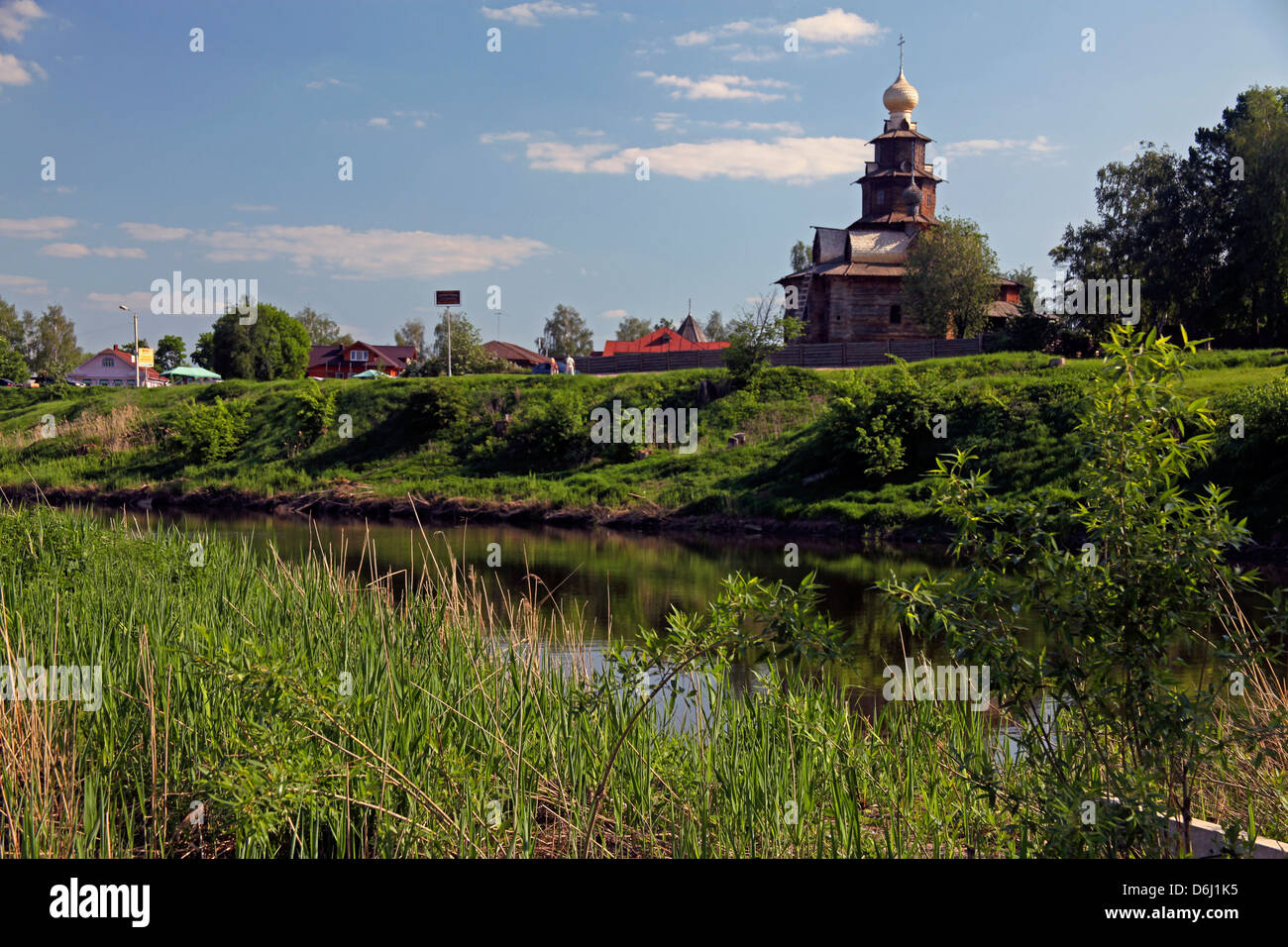 L'Europe, la Russie, Suzdal. La rivière Kamenka et l'église de la Transfiguration Banque D'Images