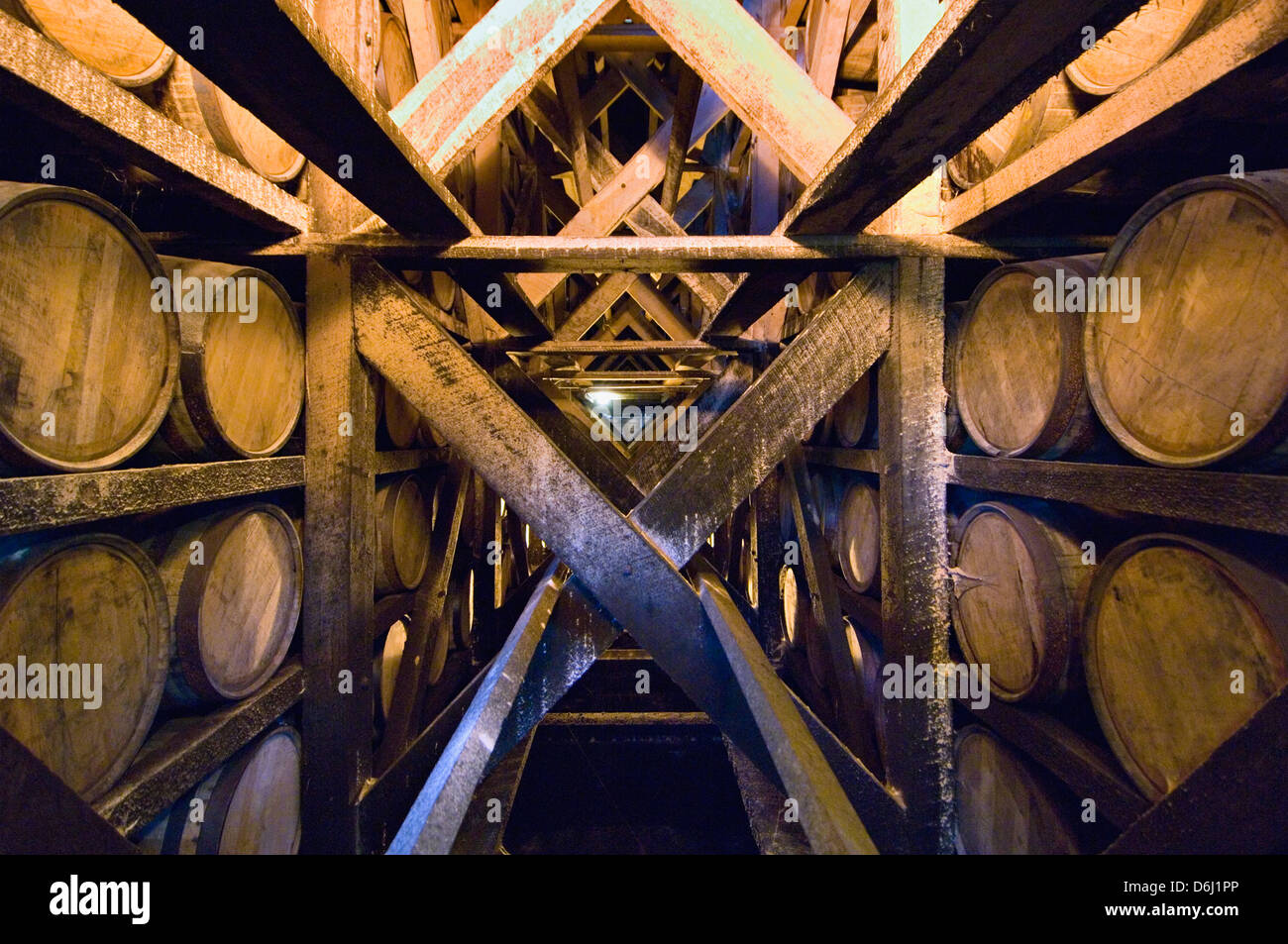 Whisky Bourbon dans le vieillissement en fûts de chêne blanc dans une chambre à ciel Rick Hill Distillery de Bardstown, Kentucky Banque D'Images