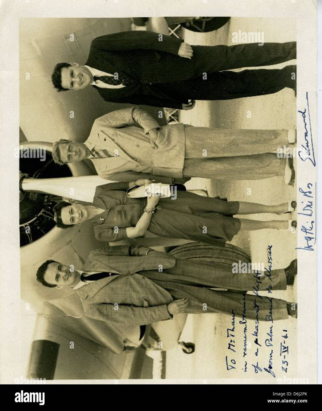 Cette image montre le roi Édouard VIII et d'autres personnages notables, tels que Wallis Simpson, duchesse de Windsor, et Evelyn Nesbit. La photo reflète leurs liens royaux, y compris les intérêts de l'aviation et les débuts de l'histoire de l'aviation. Banque D'Images