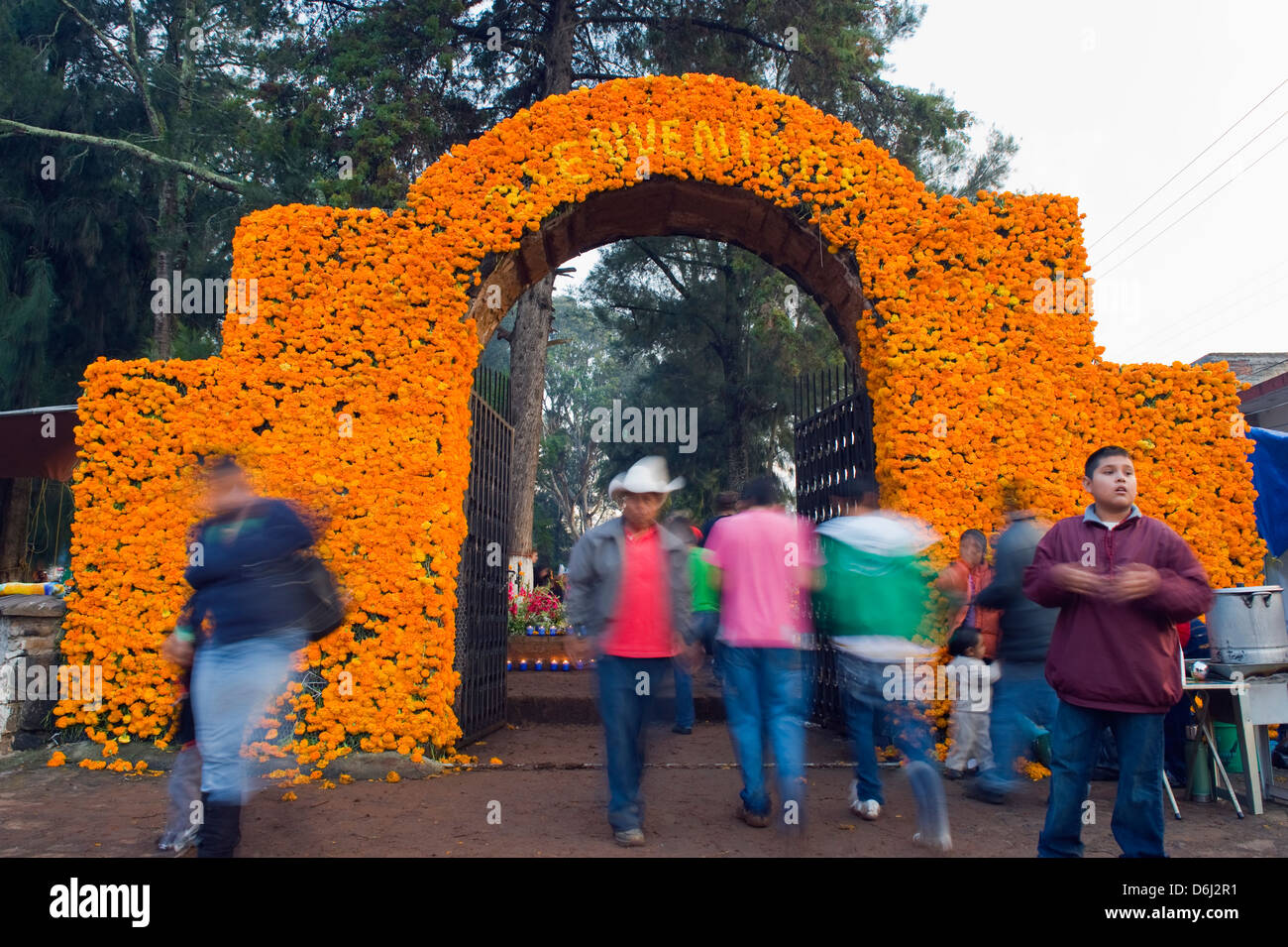 Amérique du Nord, le Mexique, l'état de Michoacan, Patzcuaro, Dia de muertos, Jour des morts célébrations dans un cimetière à Tzintzuntzan Banque D'Images
