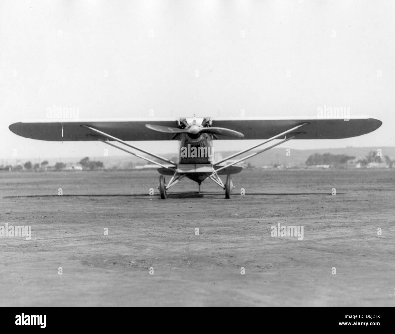 Le M-2, équipé du moteur Hisso M-1, était un des premiers avions conçus par Ryan Aeronautical. Cette image montre le M-2 comme un exemple de l'innovation de l'aviation américaine, démontrant des progrès significatifs dans la performance des avions et la technologie des moteurs. Banque D'Images