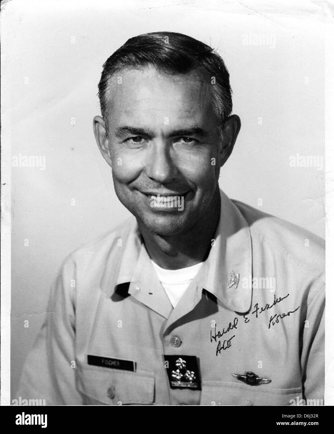 Harold Fischer était un pilote de l'US Air Force qui a servi pendant la guerre de Corée et a gagné le surnom de 'Paper Tiger' pour ses succès dans le combat aérien. Fischer était connu pour ses victoires aériennes, qui contribuèrent aux efforts de l'US Air Force pendant la guerre. Ses actions illustrent la compétence et la bravoure des pilotes de chasse pendant la guerre de Corée, un chapitre important de l'histoire de l'aviation militaire. Banque D'Images