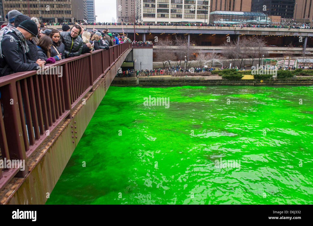La rivière Chicago est teinte en vert pour la Saint Patrick à Chicago Banque D'Images
