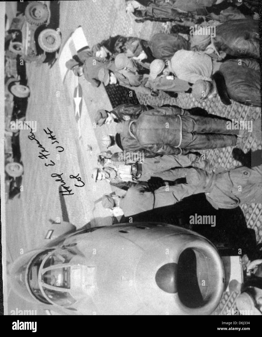 Harold Fischer était un as américain notable pendant la guerre de Corée, connu pour ses réalisations en tant que pilote de chasse « Paper Tiger ». Ses contributions pendant le conflit ont contribué à établir son héritage dans l'aviation militaire, et son histoire reste une partie de l'histoire de la guerre de Corée. Banque D'Images