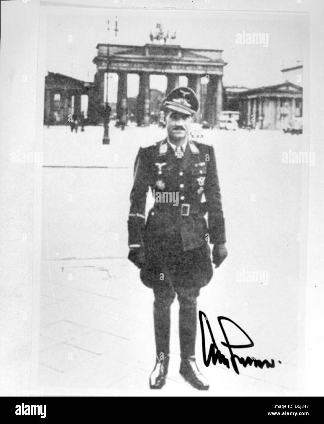 Adolf Galland, un as de chasse allemand renommé de la Luftwaffe, est connu pour ses contributions au combat aérien pendant la seconde Guerre mondiale et la guerre de Corée. Galland, connu sous le nom d'as du « Tigre de papier », a également entraîné des pilotes dans le conflit coréen, influençant les tactiques de combat aérien allemandes et chinoises. Banque D'Images