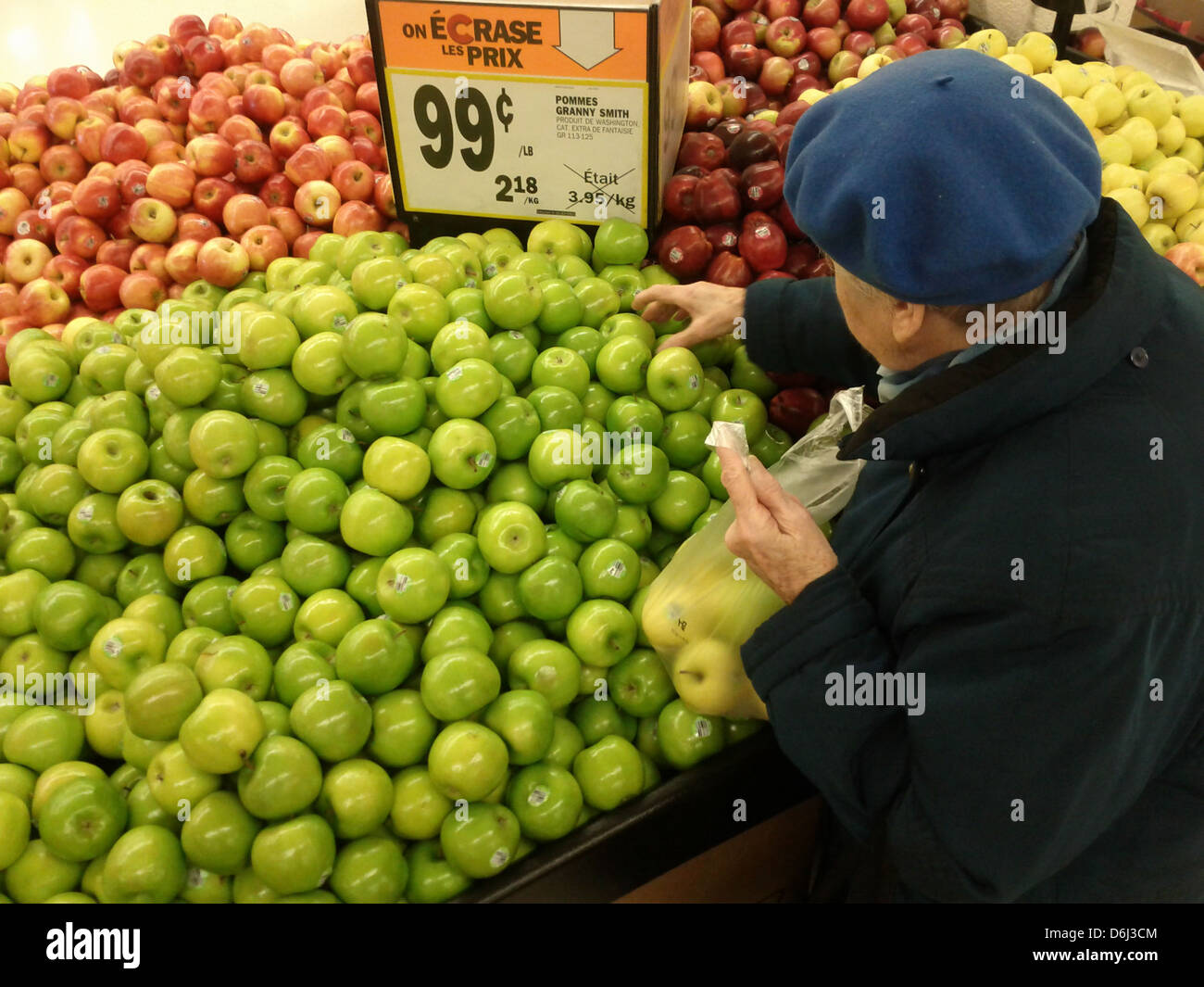 Old Lady shopping des fruits dans un supermarché Banque D'Images
