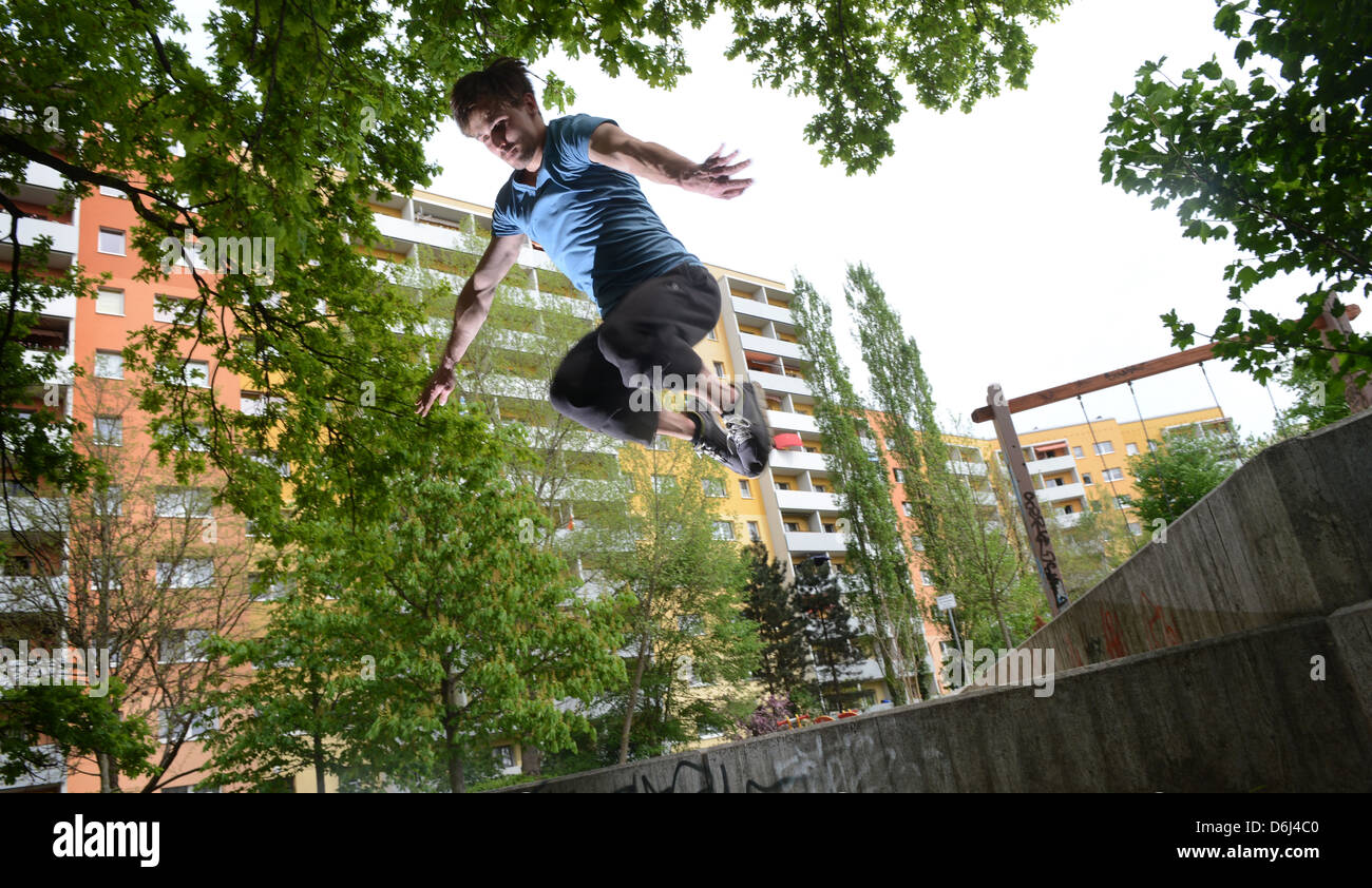 Potsdam, Allemagne, athlète parkour exerçant dans une tour d'estate Potsdamer Banque D'Images