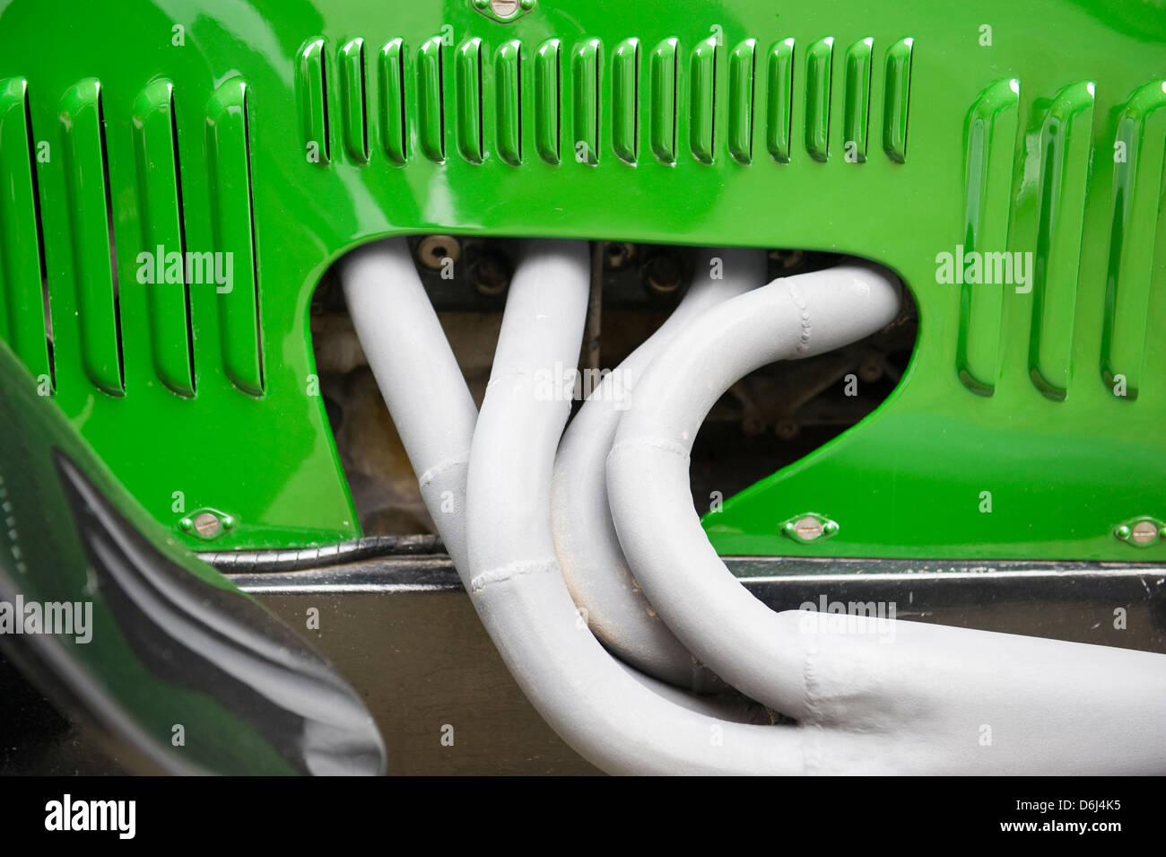 Green vintage sports car le capot du moteur et les tuyaux d'échappement Banque D'Images