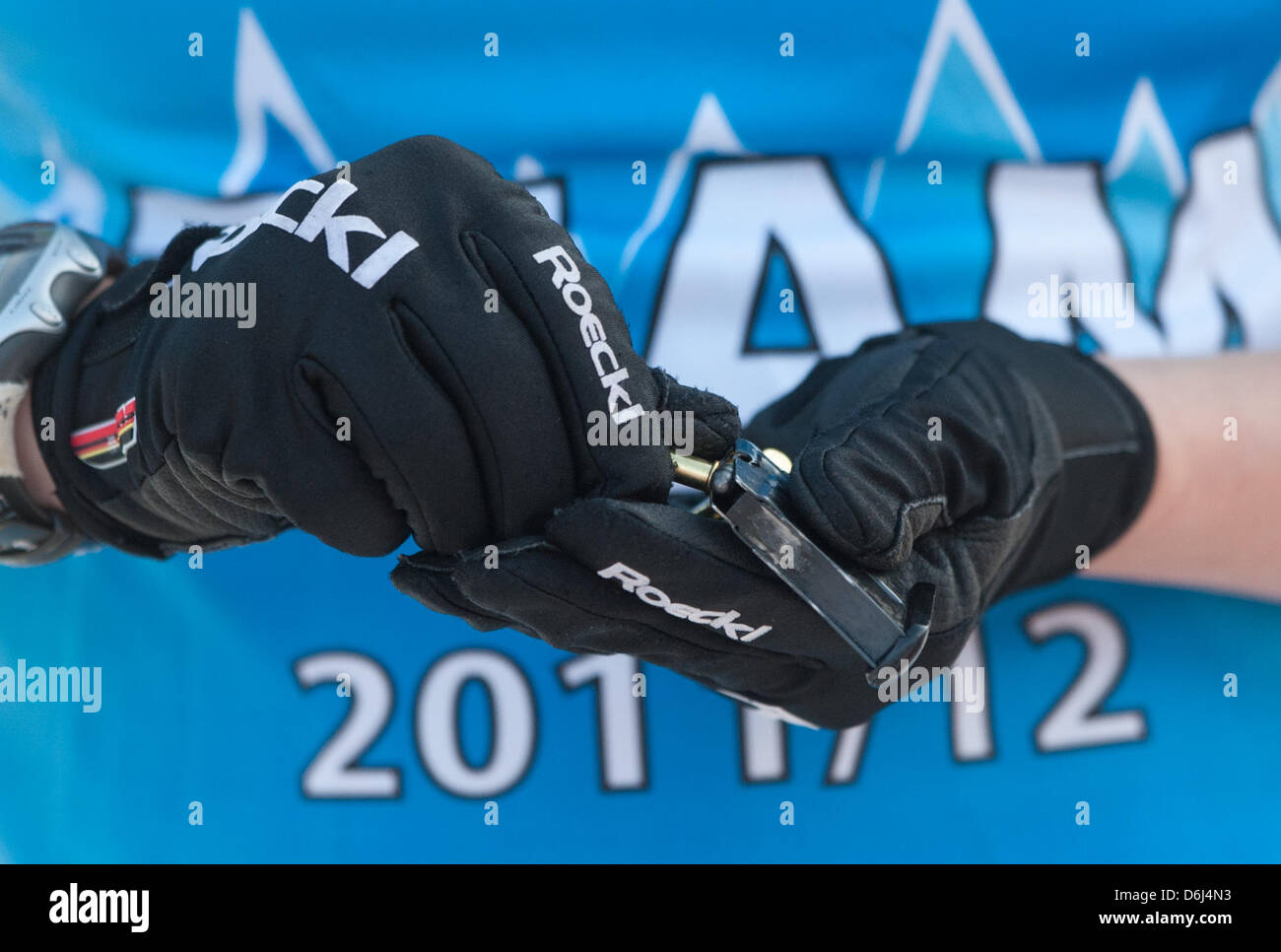 La biathlète allemande Andrea Henkel charge le fusil avec son magazine de balles au cours de la formation pour les Championnats du monde de Biathlon 2012 à Chiemgau Arena à Ruhpolding, Allemagne, 02 mars 2012. Photo : PETER KNEFFEL Banque D'Images