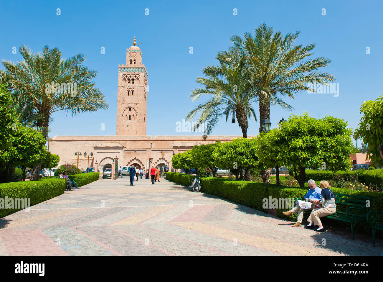 Les touristes assis dans les jardins à côté de la Mosquée Koutoubia, Marrakech (Marrakech), Maroc, Afrique du Nord, Afrique Banque D'Images